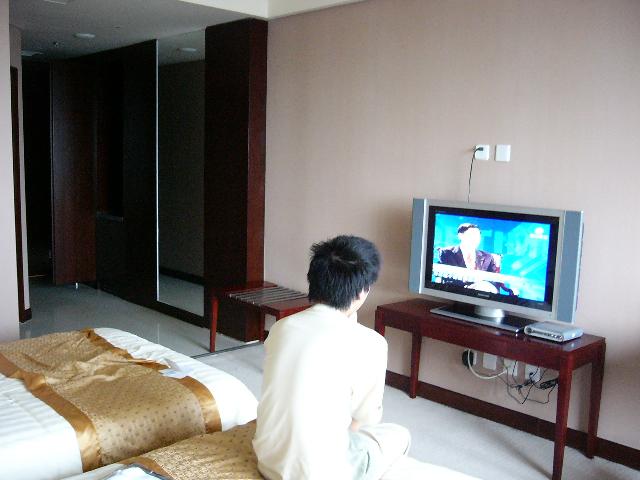 肖恒大牛在看電視
