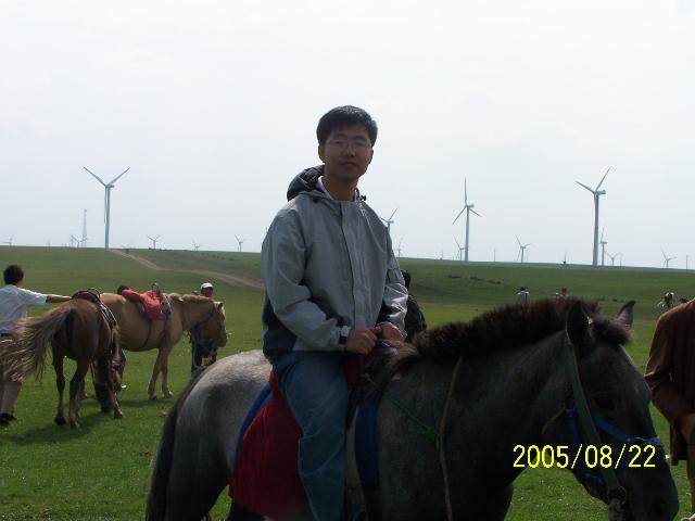 在草原騎馬，后面的電力風車可是相當的高大啊