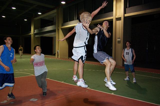 避過防守上籃成功！