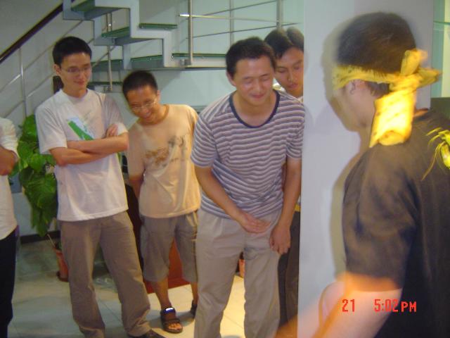 踩地雷游戲，蒙眼走到終點的白板寫下自己愿望，我沒有玩，但有愿望：和老婆結婚生活。